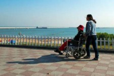 江苏八旬老人推轮椅带老伴游中国(为了方便推轮椅带老伴出门)