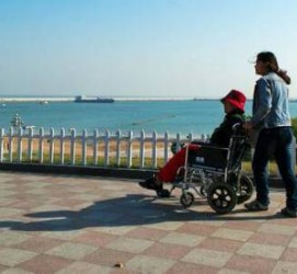 江苏八旬老人推轮椅带老伴游中国(为了方便推轮椅带老伴出门)